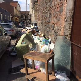 Una discarica a cielo aperto in via Trigona e i turisti fotografano la vergogna