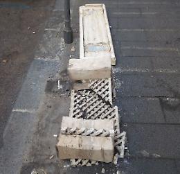Arredo urbano vandalizzato in via Monfalcone a Catania
