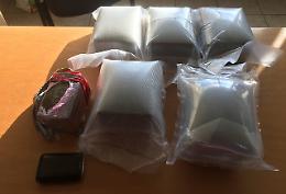 Siracusa, la Polizia trova e sequestra 5,5 chili di hashish in un condominio