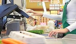 Ruba al supermercato: caccia ad una donna