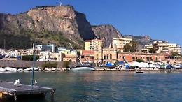 Gru finisce in mare e trascina due
ragazzini: uno di loro era rimasto incastrato