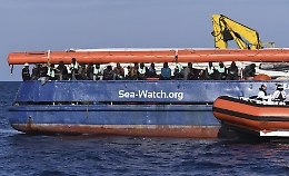 Sea Watch di nuovo sotto inchiesta per favoreggiamento dell'immigrazione clandestina