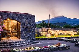 Calici di stelle sotto il vulcano con un omaggio alla Luna