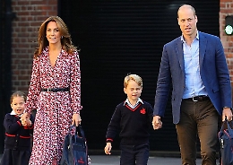 Royal Family, Charlotte e George a scuola: Kate li accompagna con un abito gi&agrave; di tendenza