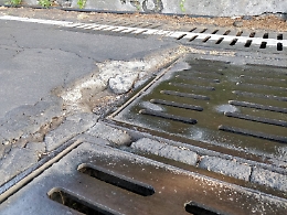 Trecastagni: tombini pericolosi nella Salita dei Saponari