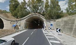 Trattore contro un camion dentro la galleria sulla Statale 115: un morto