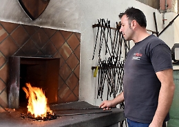 Carmelo Carmeni, il fabbro campione con il fuoco dell'Etna che gli arde nel cuore