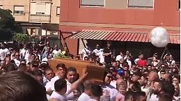 Palermo, folla al funerale e fuochi d'artificio dai tetti: arrivano le denunce