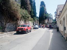 Taormina, la via Teatro Greco "liberata" dai chioschi