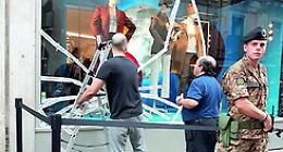 Catania, rissa in via Etnea tra due colombiane: vetrina spaccata