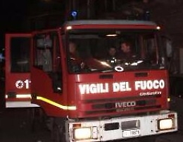Catania, contatori in fiamme, condomini dei piani alti salvati con le autoscale dai vigili del fuoco