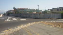 Disagi per pedoni in via Generale Ameglio: «Via le lamiere e sì ai marciapiedi»