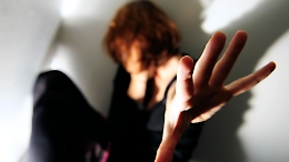 «Aiuto, mio marito mi maltratta» e si rifugia nel teatro dove c'è un incontro anti violenza