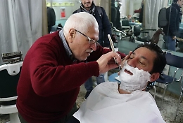 A Randazzo il "figaro" pi&ugrave; anziano d'Italia: &laquo;Tirer&ograve; finch&eacute; posso, ho una famiglia&raquo;