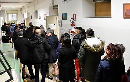 Tagliando antifrode rallenta il voto: code ai seggi e c'è chi sceglie di andar via