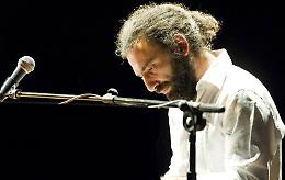 Stefano Bollani al "Lucio Dalla" di Milo farà vibrare le note del cuore