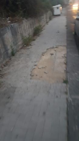 Catania: degrado urbano di una zona ad alta frequenza di persone e auto