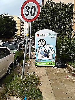 Palermo, Via Pietro Merenda: difficile l'accesso al raccoglitore indumenti usati
