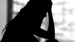 In casa protetta dopo denunce all'ex, gip ora vieta alla donna l'avvicinamento al figlio
