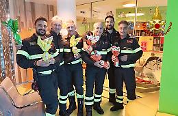 Catania, uova di Pasqua ai bimbi negli ospedali dai vigili del fuoco