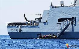 Nave della Marina soccorre migranti e Salvini s'infuria: «Non vi apro i porti»