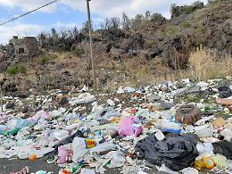Catania: discarica a cielo aperto nella strada occidentale Etnea