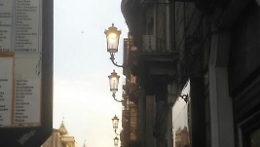Catania, lampione si stacca e colpisce passante in via Etnea