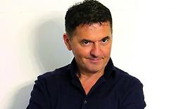 "Più bella cosa non c'è", Teo Mammuccari è un treno