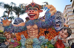 Acireale, ecco i due carri allegorici vincitori del pi&ugrave; bel Carnevale di Sicilia