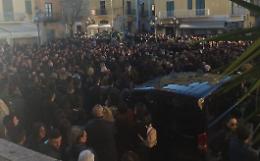 Centinaia le persone presenti per l’ultimo saluto a Ylenia e Salvatore