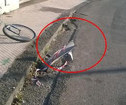 Aci Castello: quello spuntone del guard rail rotto è un vero pericolo