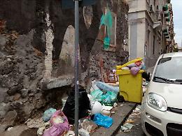 Catania, via Grotte Bianche angolo via Sisto: gli abitanti sono stanchi di vivere in una discarica