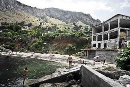 Sabato mobilitazione per l'abbattimento dell'ecomostro sulla spiaggia del Sarello