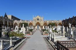 Raid al cimitero di Aci Catena, razzia di vasi portafiori in metallo