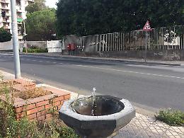 Catania: rubinetto della fontanella di fronte la IV Municipalità rotto da anni