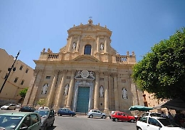 Palermo, folla circonda Polizia alla Kalsa e aiuta un bandito a sfuggire all’arresto