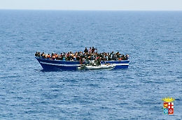 Una donna incinta tra i morti annegati al largo di Malta, a Lampedusa i superstiti