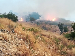 Fiamme vicino alla condotta idrica di Calatabiano: &egrave; l'ennesimo incendio
