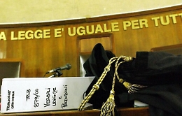 Aveva comprato sette esami per la laurea: condanna ridotta