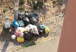 Spazzatura non raccolta da giorni in via San Filippo Neri a Catania