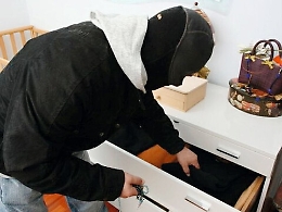 Ladri in azione con la chiave bulgara: razziato appartamento a Fontanelle