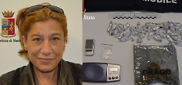Torna a casa con la droga e trova la polizia che era lì per controllare il figlio ai domiciliari