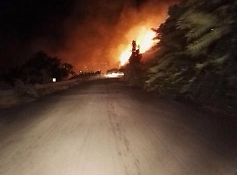 Incendio a Lipari sfiora traliccio dell'Enel