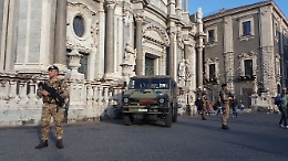 Tenta di accoltellare una donna in strada a Catania: militari esercito lo bloccano