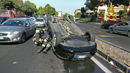 Catania, Audi A3 si ribalta alla Circonvallazione: ferito conducente