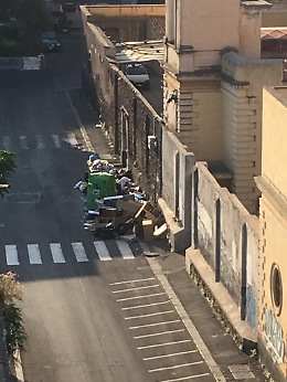 Catania: Piazza Annibale Riccò da 10 giorni è in questo stato
