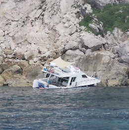 Lampedusa, corsa contro il tempo per non far affondare «Liliana»