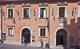 Taormina, genitori in piazza: «Vogliamo scuole più sicure»