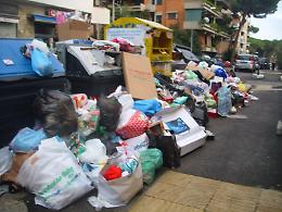 Rifiuti, in Sicilia è emergenza di Natale tra cassonetti stracolmi e immondizia in strada
