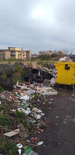 Catania: discarica e pericolo per gli automobilisti in Via G. Ettore Giardino